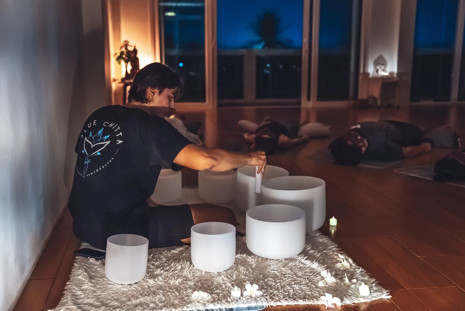 Evening sound healing with crystal bowls in the shala